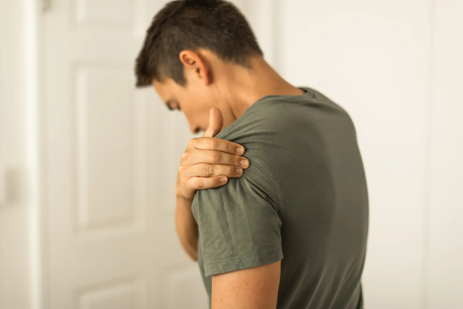 How to Tell If Shoulder is Dislocated